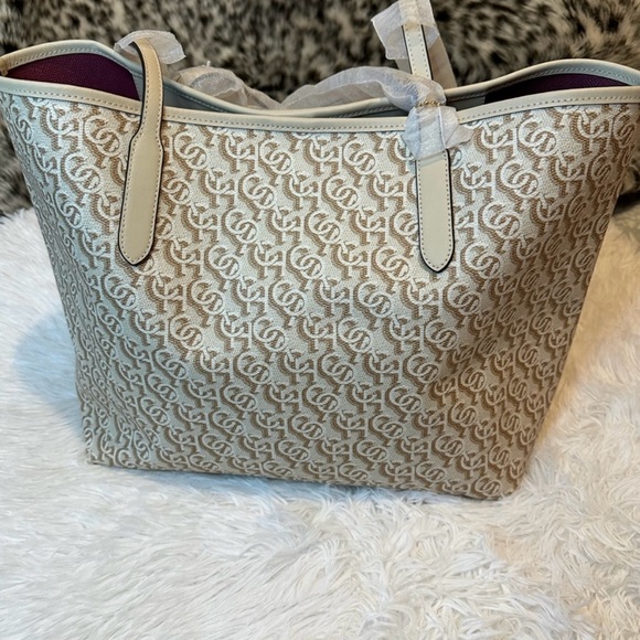 NWT COACH CITY TOTE IN SIGNATURE CANVAS - Picture 1 of 1